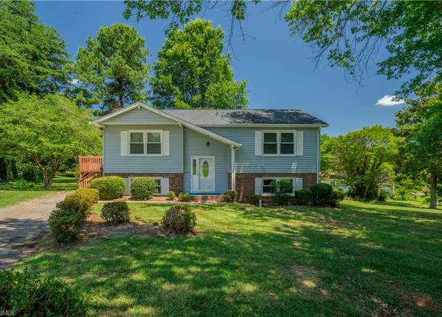 Property at 3228 W Loftyview Ct, High Point, NC 27260, 4 beds, 2 baths