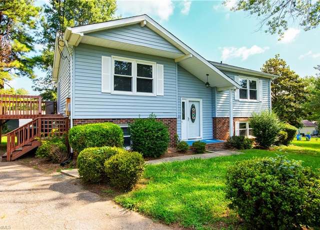 Property at 3228 W Loftyview Ct, High Point, NC 27260, 4 beds, 2 baths