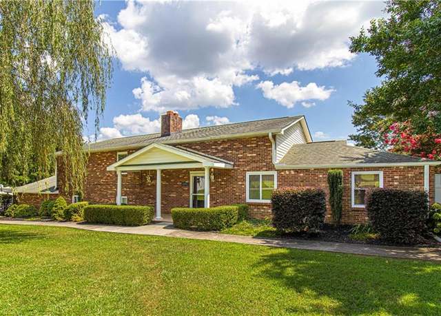 Property at 4692 Linville Ave, Kernersville, NC 27284, 3 beds, 2.5 baths