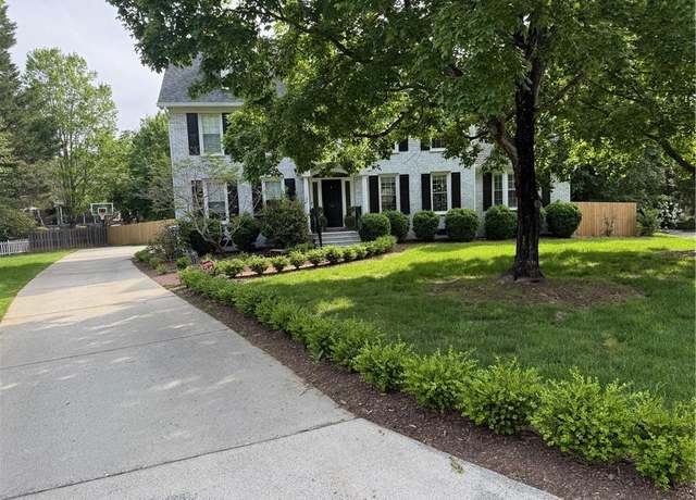 Property at 10 Hobbs Pl, Greensboro, NC 27403, 5 beds, 3.5 baths