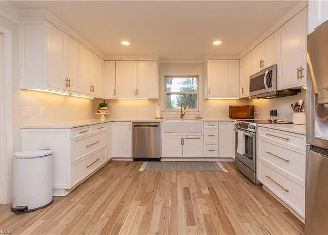 Property at 6867 Colonial Club Dr, Thomasville, NC 27360, 3 beds, 2.5 baths