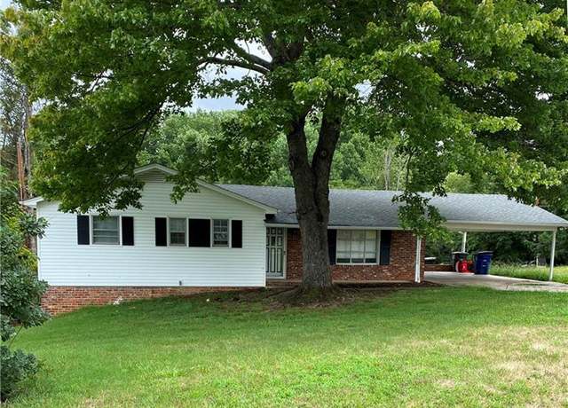 Property at 125 Old Wood Ln, Kernersville, NC 27284, 3 beds, 2 baths