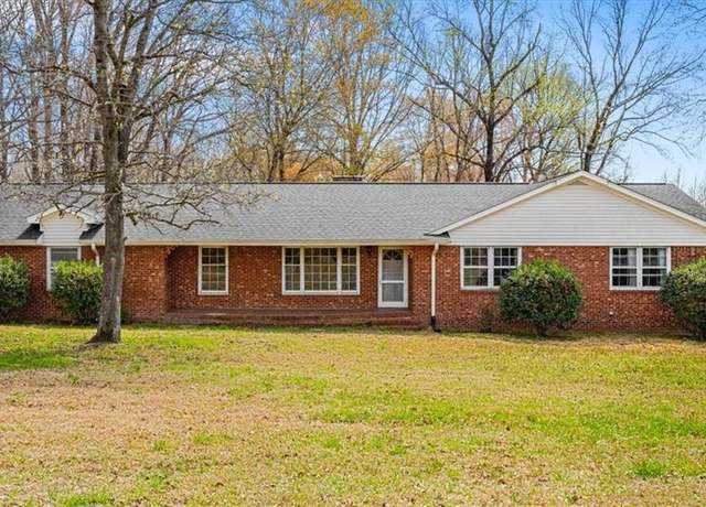 Property at 5106 Blakeshire Rd, Greensboro, NC 27406, 3 beds, 2 baths