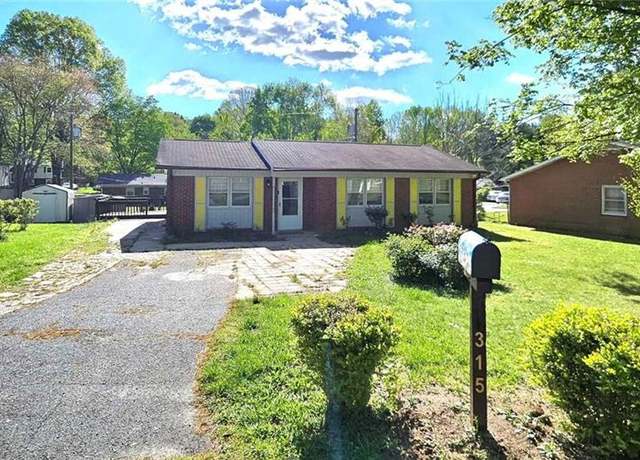 Property at 315 Creekway Ct, Winston-salem, NC 27104, 3 beds, 1.5 baths