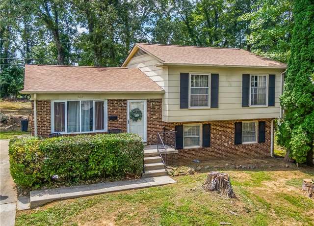 Property at 607 Runyon Dr, High Point, NC 27260, 3 beds, 2 baths