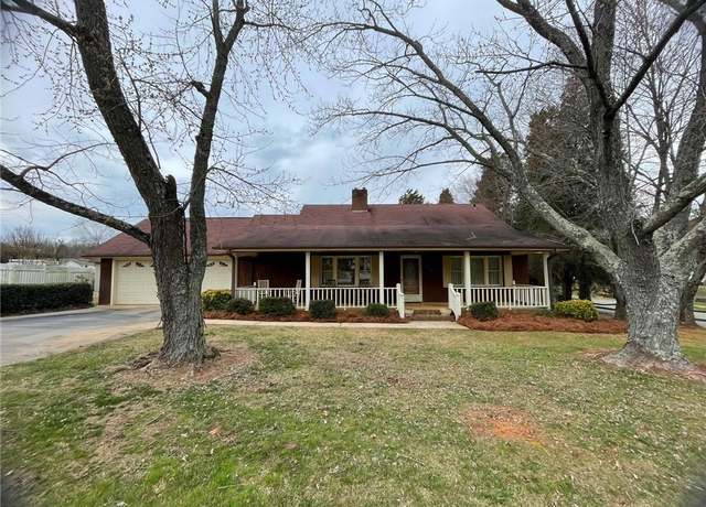 Property at 1240 Fairview Dr, Lexington, NC 27292, 2 beds, 1.5 baths