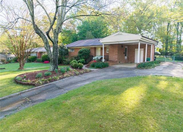 Property at 605 Westchester Dr, High Point, NC 27262, 3 beds, 2 baths