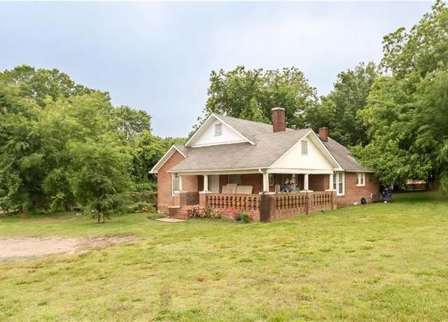 Property at 2312 Cole Rd, Winston-salem, NC 27107, 3 beds, 2 baths
