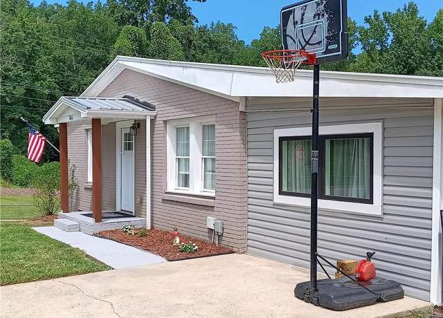 Property at 866 Mountain Rd, Asheboro, NC 27205, 4 beds, 2 baths