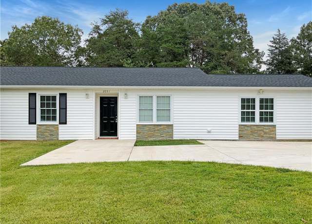 Photo of 2051 Twin Pines Dr, Kernersville, NC 27284