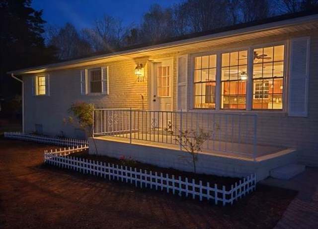 Property at 207 Lakewood Dr, Mocksville, NC 27028, 2 beds, 2 baths