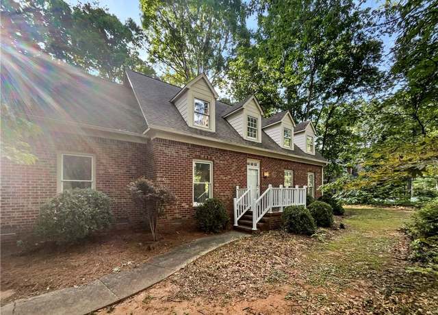 Property at 5605 Southstone Dr, Greensboro, NC 27406, 4 beds, 2.5 baths