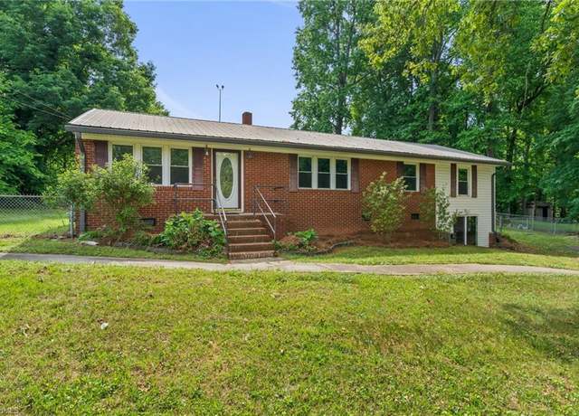 Property at 212 Lakeview Dr E, Thomasville, NC 27360, 3 beds, 2 baths