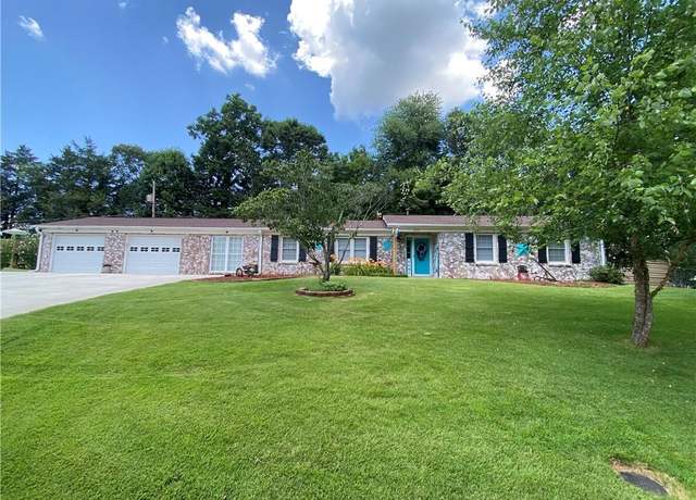 Property at 2413 Sandy Ct, Kernersville, NC 27284, 3 beds, 2 baths