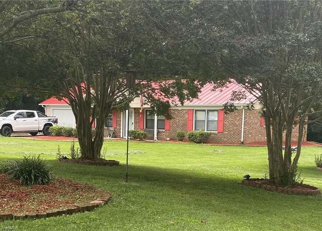 Property at 401 Idlebrook Dr, Kernersville, NC 27284, 3 beds, 2 baths