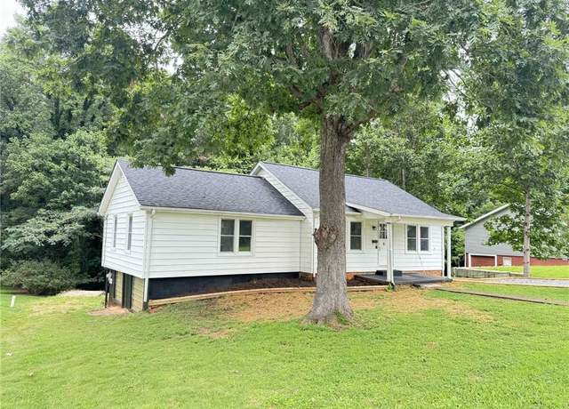 Property at 151 Masonic Dr, Elkin, NC 28621, 2 beds, 2.5 baths