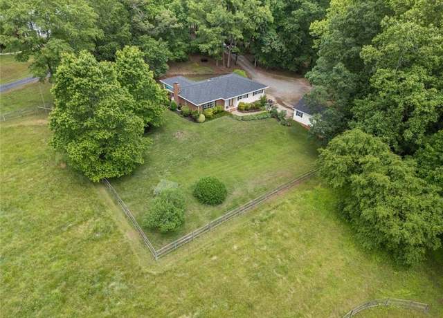 Property at 515 Hopkins Rd, Kernersville, NC 27284, 3 beds, 2 baths