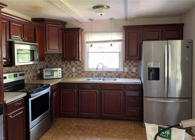 Property at 3001 Shallowford Dr, Greensboro, NC 27406, 3 beds, 1.5 baths