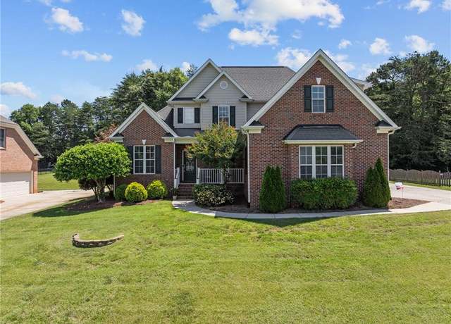 Property at 1815 Crossroads Dr, Greensboro, NC 27455, 3 beds, 2.5 baths