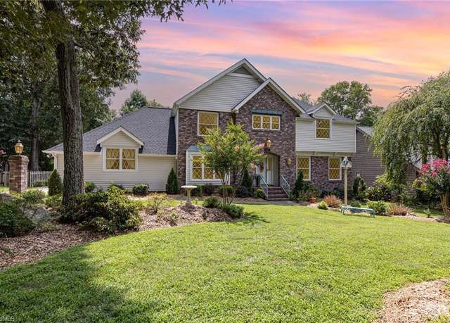 Property at 4407 Oak Hollow Dr, High Point, NC 27265, 4 beds, 3 baths