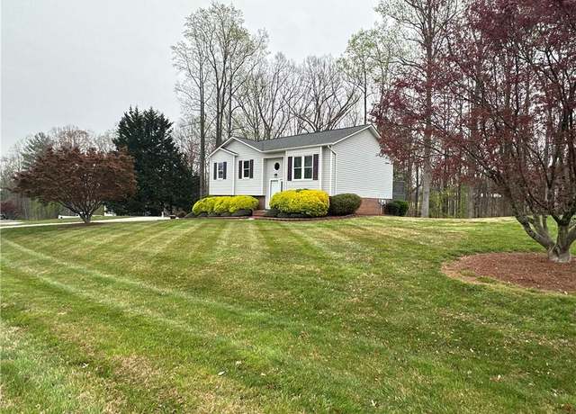 Property at 212 Oak Ridge Pl, Mount Airy, NC 27030, 3 beds, 2 baths