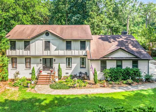 Property at 5211 Forest Oaks Dr, Greensboro, NC 27406, 4 beds, 2.5 baths