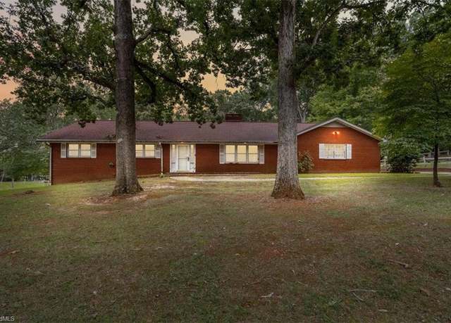 Property at 1036 Avondale Ave, Asheboro, NC 27203, 3 beds, 2.5 baths