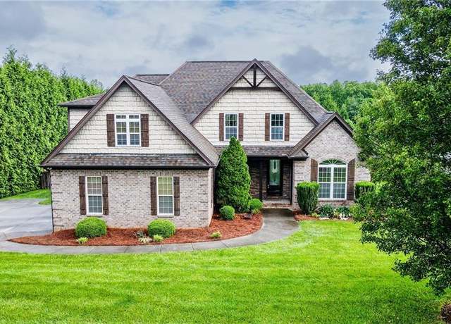 Property at 9045 Grove Pines Ln, Kernersville, NC 27284, 3 beds, 2.5 baths