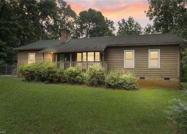Property at 1111 Forest Ln, Thomasville, NC 27360, 3 beds, 2 baths