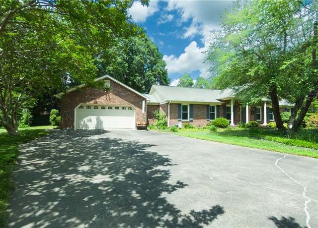 Property at 7209 Saddle Creek Dr, Kernersville, NC 27284, 3 beds, 2 baths