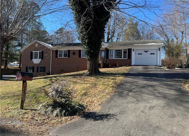 Property at 201 Circle View Rd, Mount Airy, NC 27030, 5 beds, 2 baths