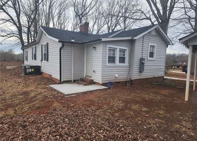 Property at 621 Summit Dr, Lexington, NC 27295, 4 beds, 2 baths
