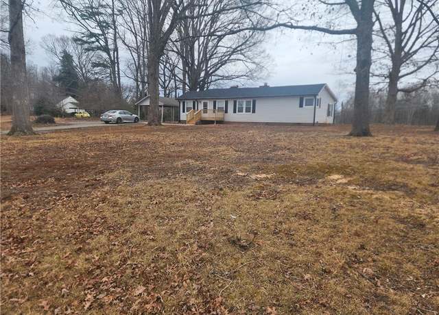 Property at 621 Summit Dr, Lexington, NC 27295, 4 beds, 2 baths