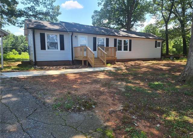 Property at 621 Summit Dr, Lexington, NC 27295, 4 beds, 2 baths