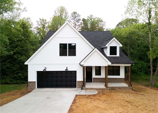 Property at 400 Cotswold Ln, King, NC 27021, 3 beds, 3 baths