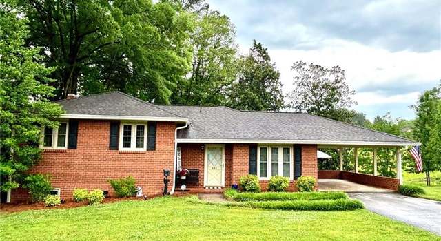 Photo of 831 Sunset Dr, Pilot Mountain, NC 27041