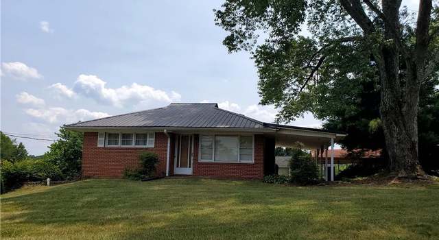 Photo of 2019 Woodland Dr, Mount Airy, NC 27030
