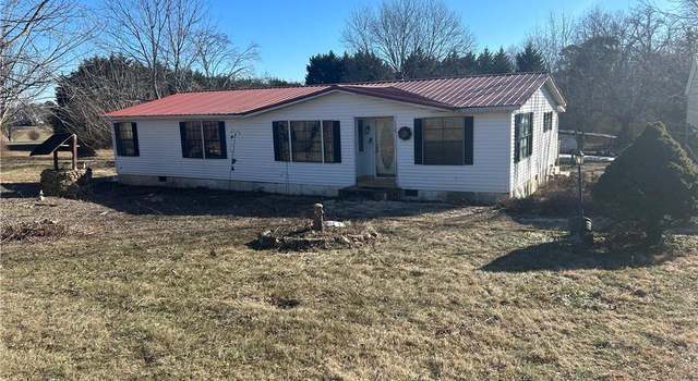 Photo of 134 Tom Hunter Rd, Pilot Mountain, NC 27041