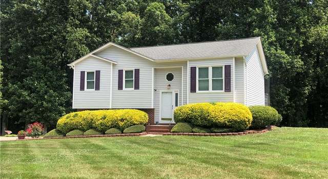 Photo of 212 Oak Ridge Pl, Mount Airy, NC 27030