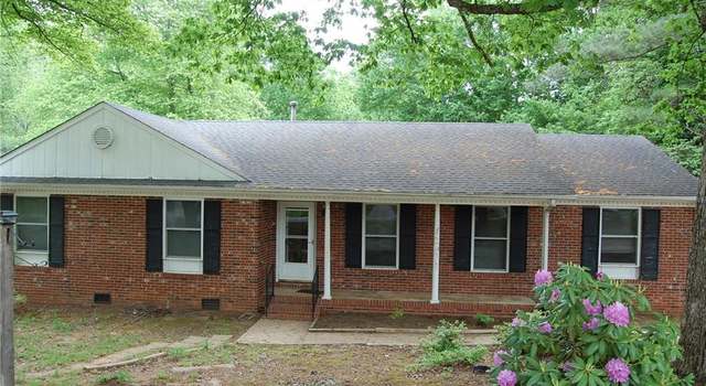 Photo of 112 Village Ln, Greensboro, NC 27409