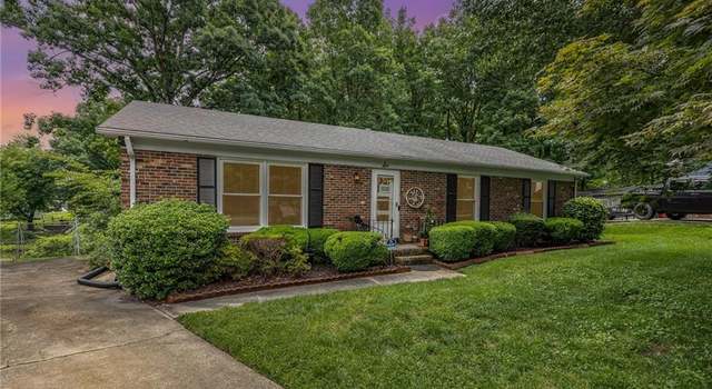 Photo of 6 Woodclub Ct, Greensboro, NC 27406