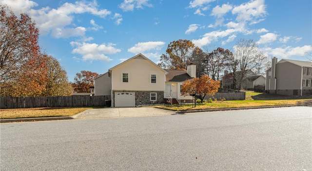 Photo of 2211 Oakmont Ct, Greensboro, NC 27407