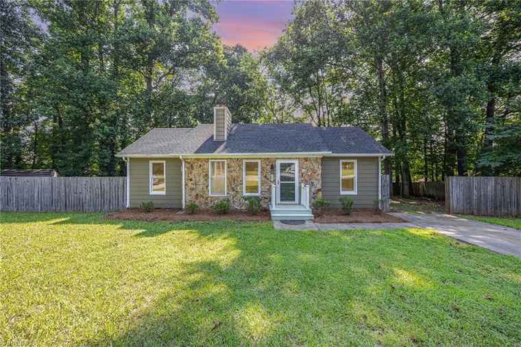 Photo of 1302 Haverhill Dr Greensboro, NC 27405