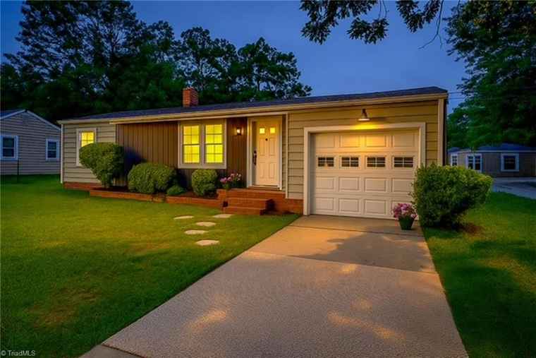 Photo of 904 & 906 Willard St Greensboro, NC 27405