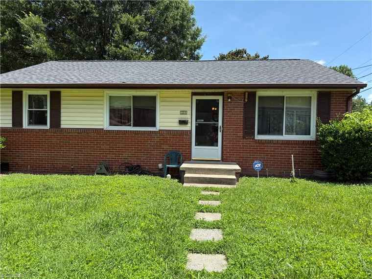 Photo of 1611 Willow Rd Greensboro, NC 27401