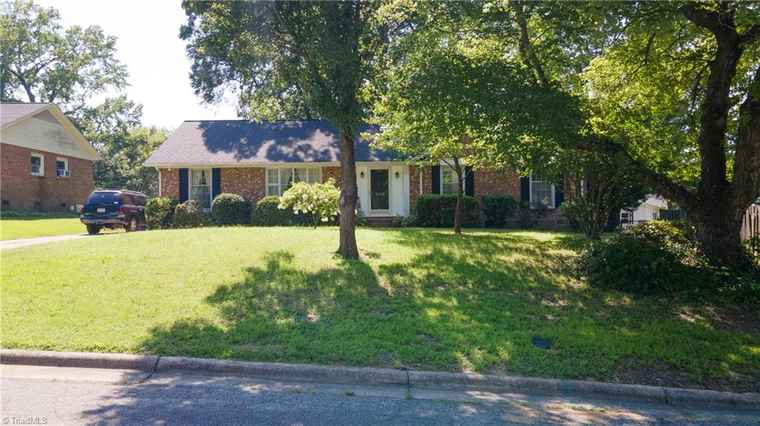 Photo of 2702 Dumfries Rd Greensboro, NC 27407