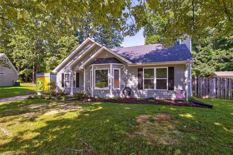 Photo of 16 Glendale Oaks Ct Greensboro, NC 27406