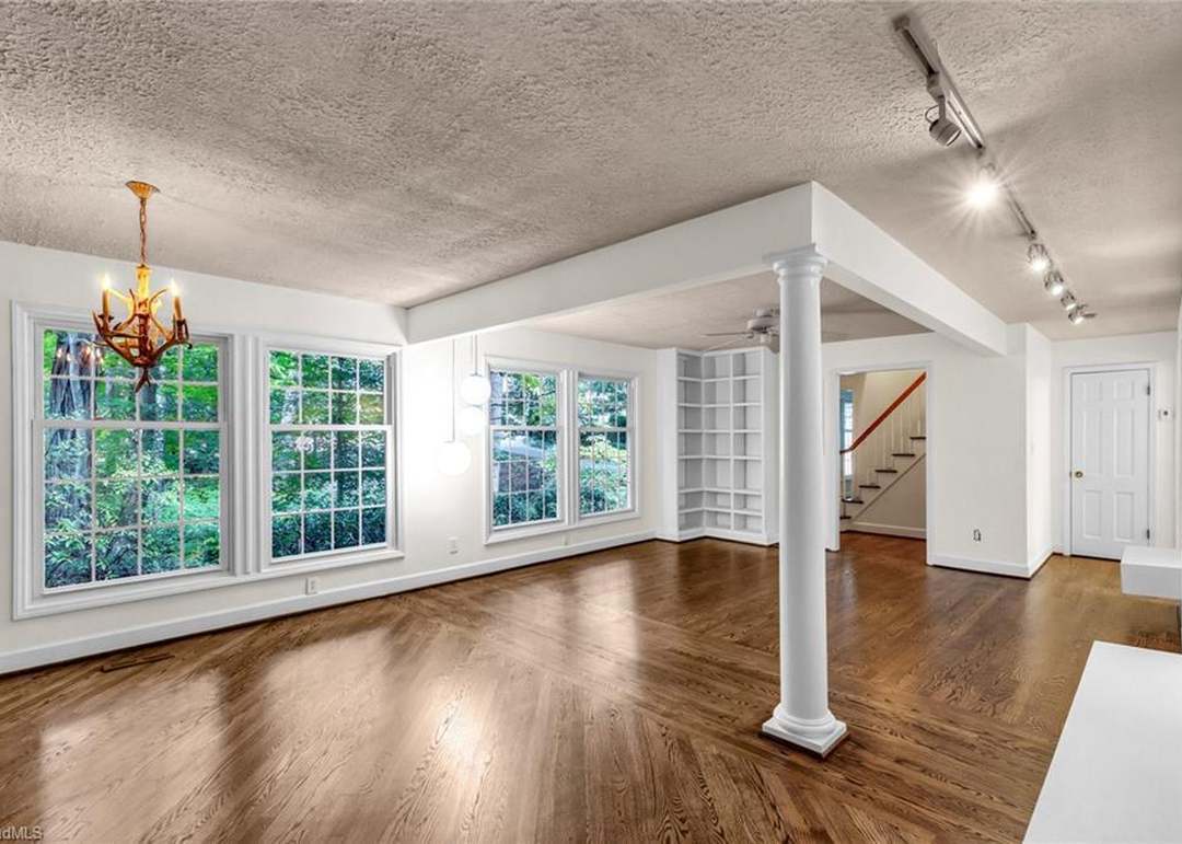 909 Parkwood Cir, High Point, NC 27262