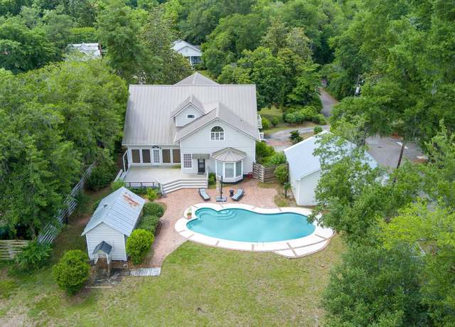 Property at 205 Valley St, Walterboro, SC 29488, 4 beds, 4 baths