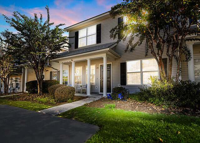 Property at 136 Lynches River Dr, Summerville, SC 29485, 4 beds, 2.5 baths
